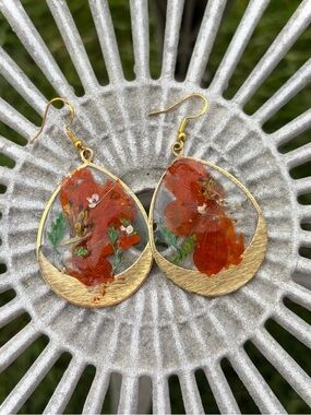 Preserved flower, epoxy earrings, w gold.